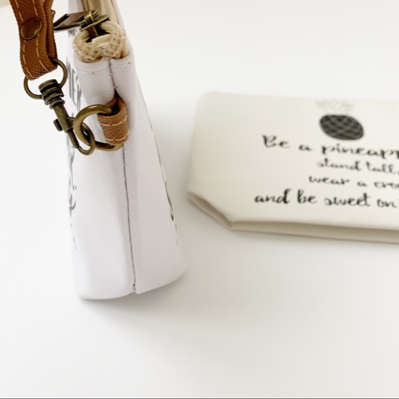 SHE’S A DREAMER, A DOER - WRISLET MAKEUP BAG - Picture 3 of 3